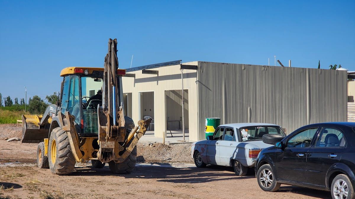 La escuela en el Predio de Godoy Cruz avanza a pasos agigantados. Foto: Martín Pravata/UNO. La escuela en el Predio de Godoy Cruz avanza a pasos agigantados. Foto: Martín Pravata/UNO.