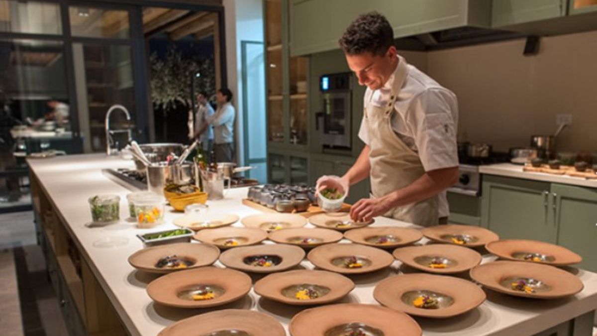 El chef de Zonda, Augusto García, desplegando su creatividad en la cocina del restó. El chef de Zonda, Augusto García, desplegando su creatividad en la cocina del restó.