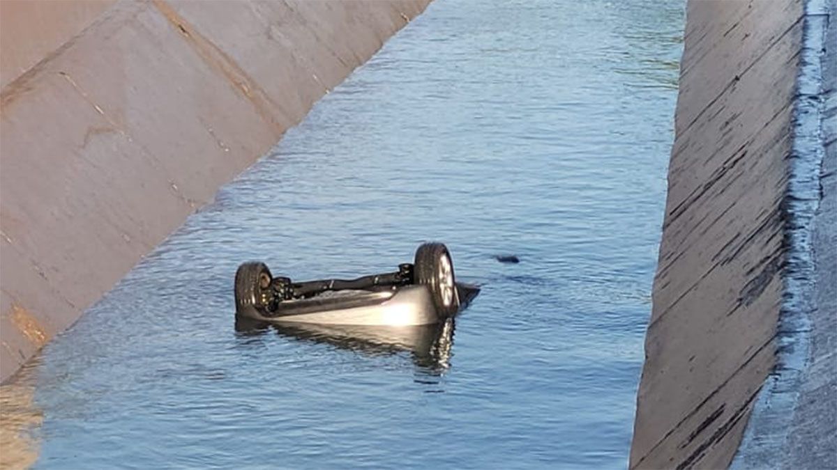 El auto de Lauaro Spina fue encontrado por personal de Irrigación en el Canal San Martín, en Maipú.