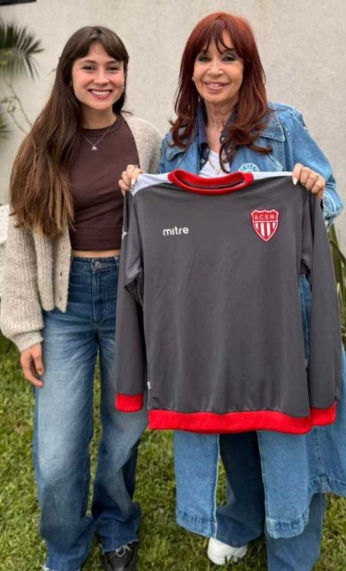 La diputada mendocina Valentina Morán y la ex presidente Cristina Kirchner, que sostiene la indumentaria del Atlético San Martín. La diputada mendocina Valentina Morán y la ex presidente Cristina Kirchner, que sostiene la indumentaria del Atlético San Martín.