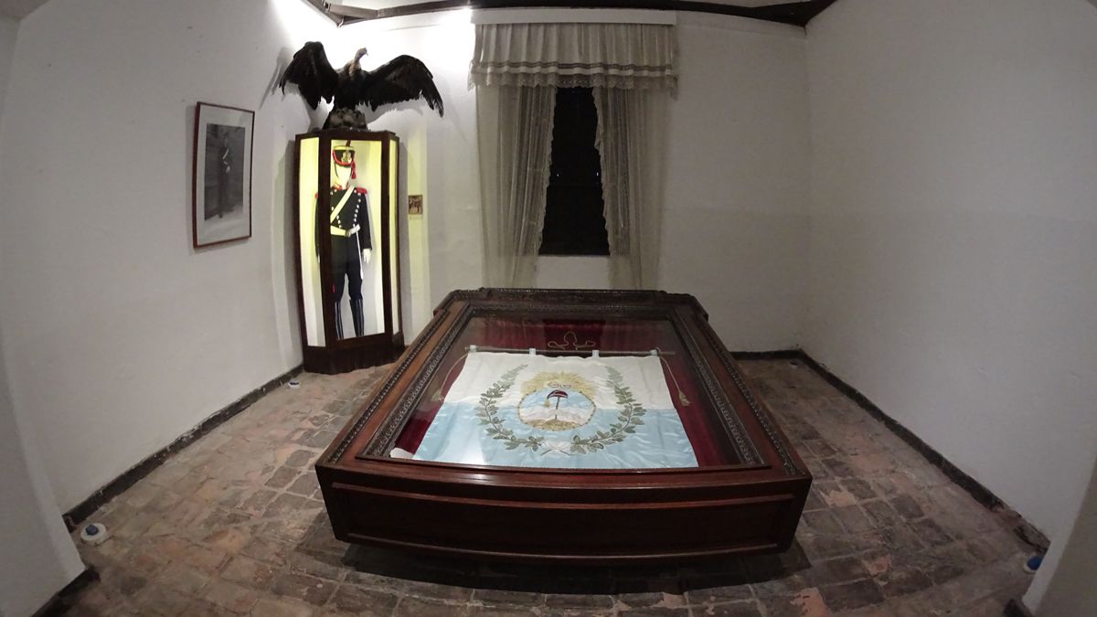 Réplica de la bandera que llevó San Martín para el cruce de Los Andes. un uniforme de granadero y un cóndor, centinela en la gesta. Foto: Fernando Martínez/Diario UNO