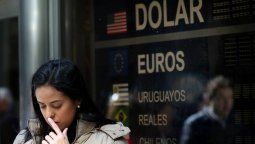 El dólar acumuló una suba de 90 centavos en la semana y cerró a $44