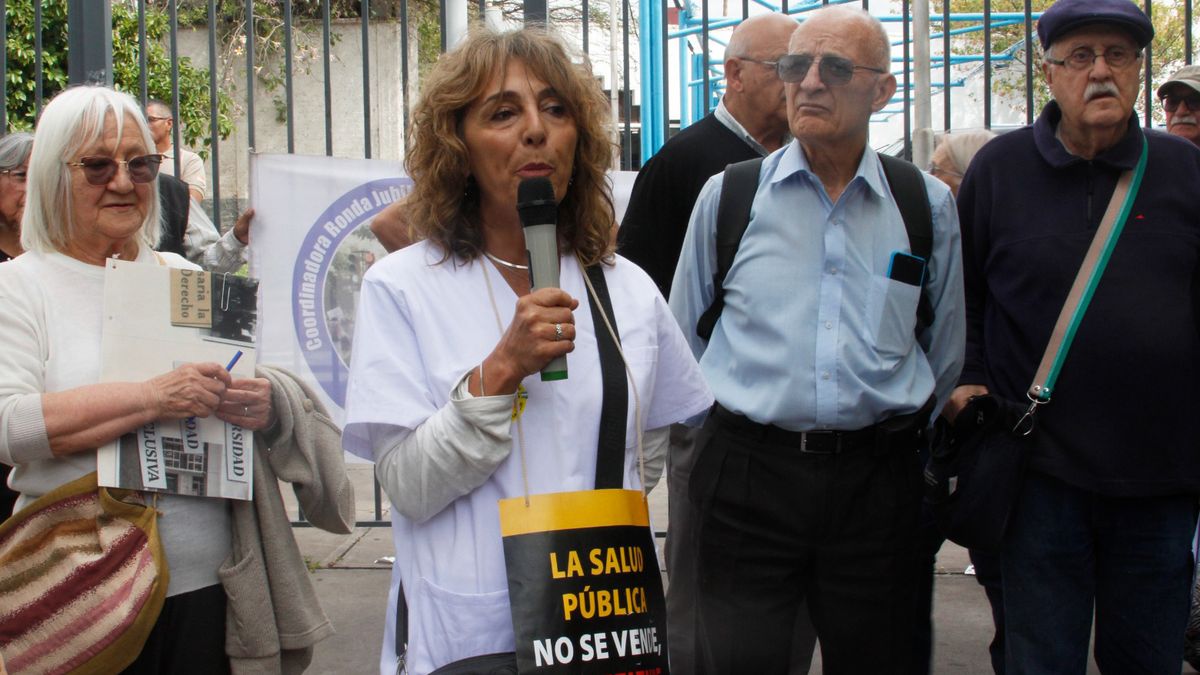 Los médicos se sumaron a la marcha de los jubilados y fueron hasta la sede del PAMI a reclamar