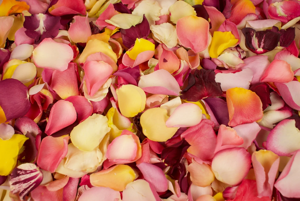 Este perfume para textiles huele a p&eacute;talos de rosa. Imagen: Freepik.