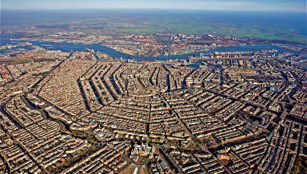 La única capital del planeta Tierra sostenida por millones de postes de árboles con más canales que Venecia
