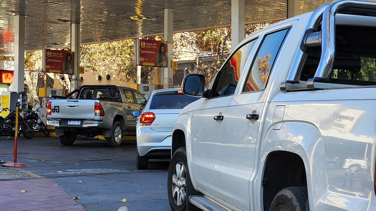 Largas filas de vehículos es lo que se ve en las estaciones de servicio por la falta de gasoil