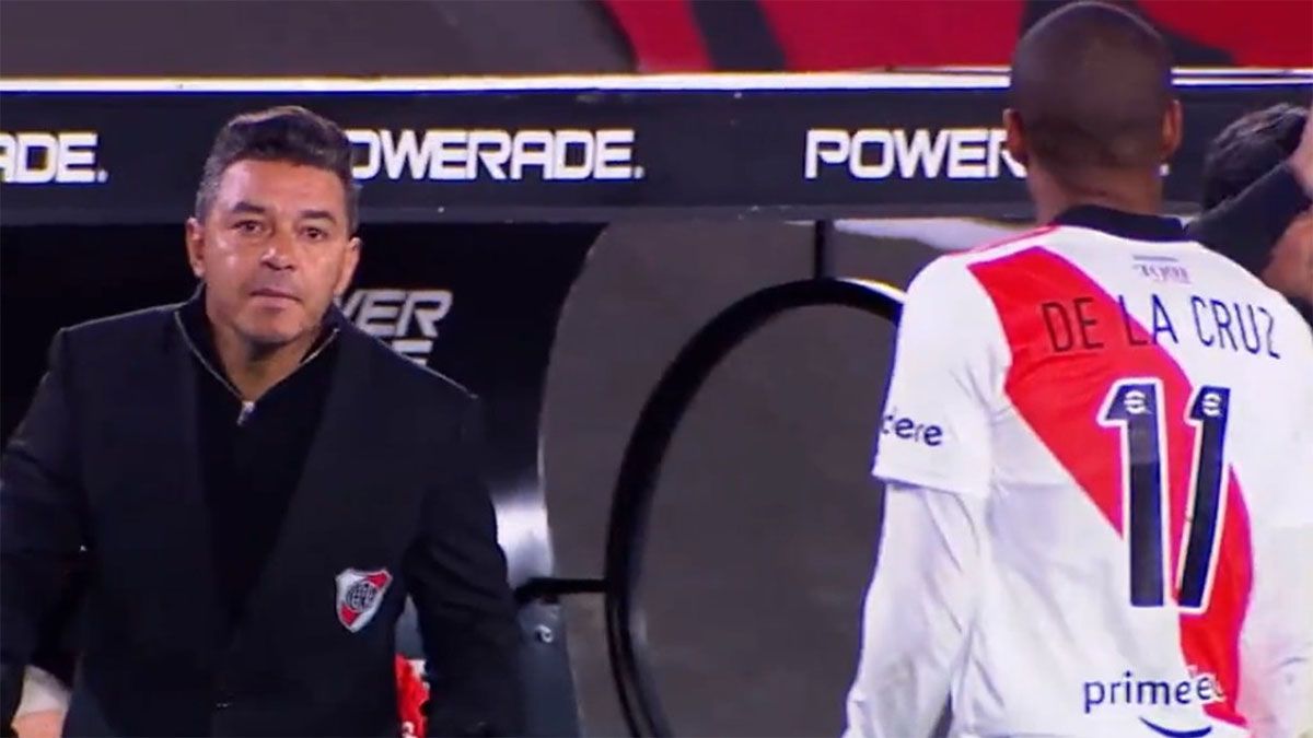 Un lío en River: Gallardo se enojó con De la Cruz y lo sacó de la cancha.&nbsp;