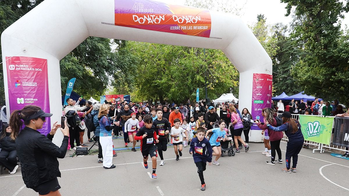 Una de las postales más coloridas de la jornada fue la categoría "Kids" que reunió a más de 160 pequeños participantes que desafiaron el frío y lo hicieron por quienes más lo necesitan. Una de las postales más coloridas de la jornada fue la categoría "Kids" que reunió a más de 160 pequeños participantes que desafiaron el frío y lo hicieron por quienes más lo necesitan.