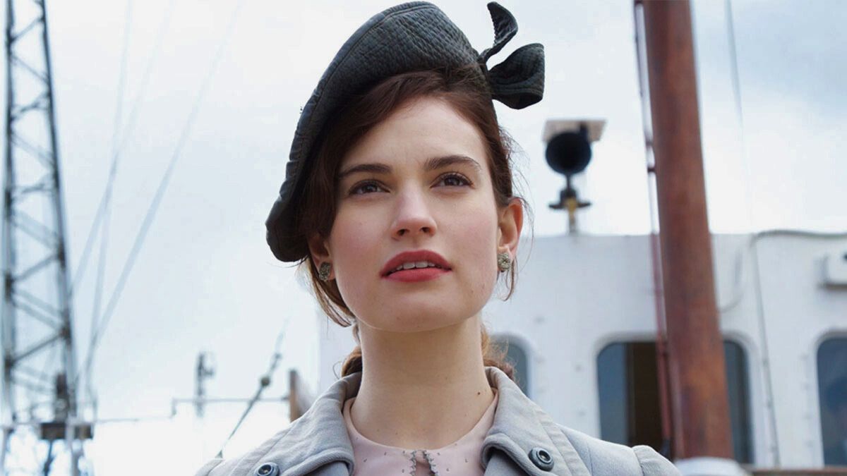 La actriz Lily James interpreta a Juliet Ashton en la película de Netflix.