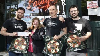 Devolvió un cheque de medio millón a clienta que no le había dejado propina