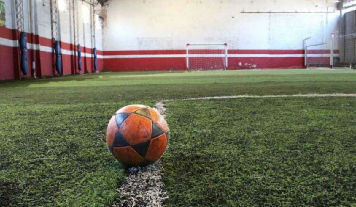 Una fortuna va a cobrar el lesionado en una cancha de fútbol 5. Imagen ilustrativa. Una fortuna va a cobrar el lesionado en una cancha de fútbol 5. Imagen ilustrativa.