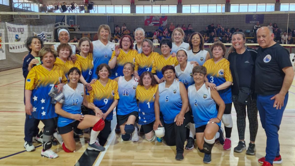 Deporte y amistad. Las jugadoras mendocinas de Pura Cepa (camiseta celeste) posando junto al representativo de Chile luego del encuentro que ganaron las nuestras. Deporte y amistad. Las jugadoras mendocinas de Pura Cepa (camiseta celeste) posando junto al representativo de Chile luego del encuentro que ganaron las nuestras.
