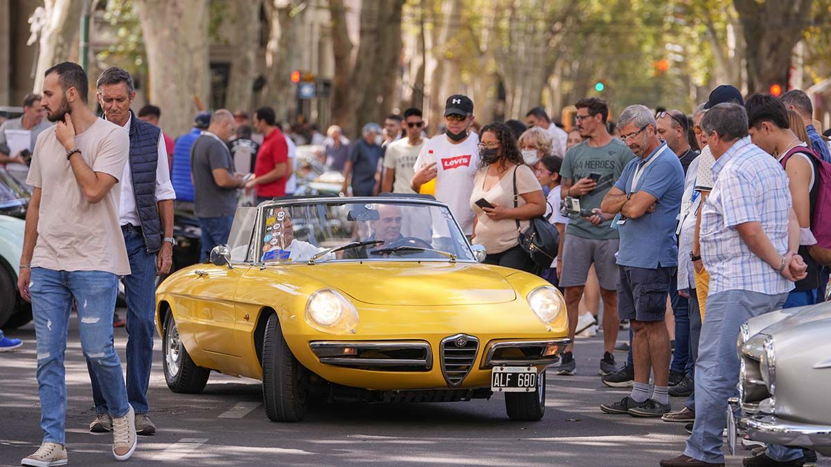 Decenas de mendocinos se maravillaron al ver pasar los autos que forman parte del Rally de las Bodegas.