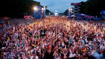 Aguante teutón: una multitud sufre con el partido en las calles de Berlín