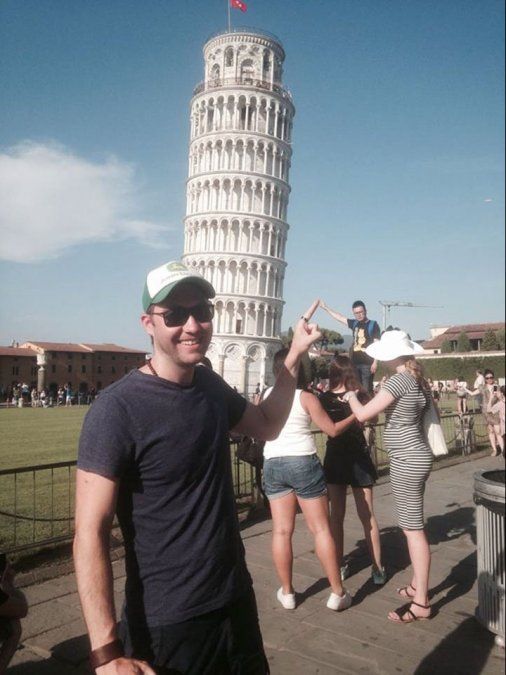 Cuando los turistas son un mejor decorado que la torre inclinada de Pisa