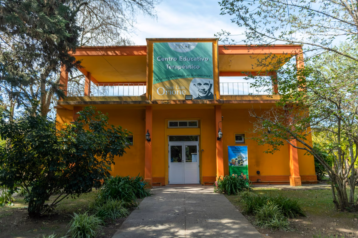 Fachada del Centro Educativo Terapéutico San Luis Orione, parte del predio que albergará la histórica visita.