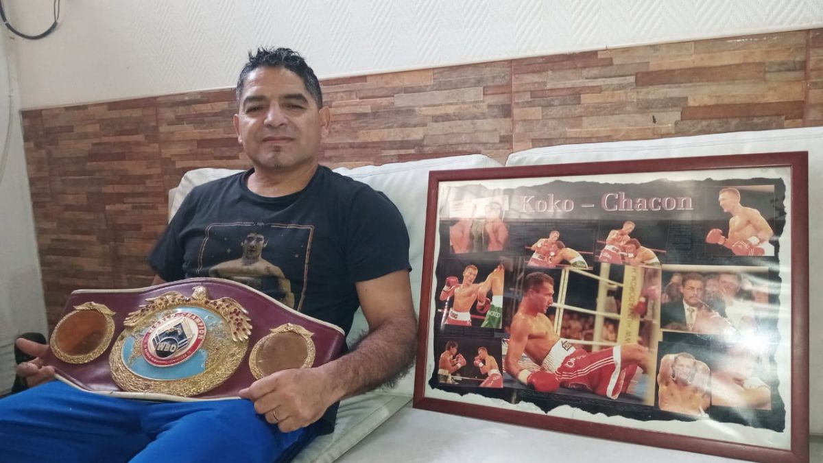 Pablo Chacón con el cinturón de campeón que avala su Título Mundial OMB pluma logrado el 16 de junio del 2001 en Hungría.