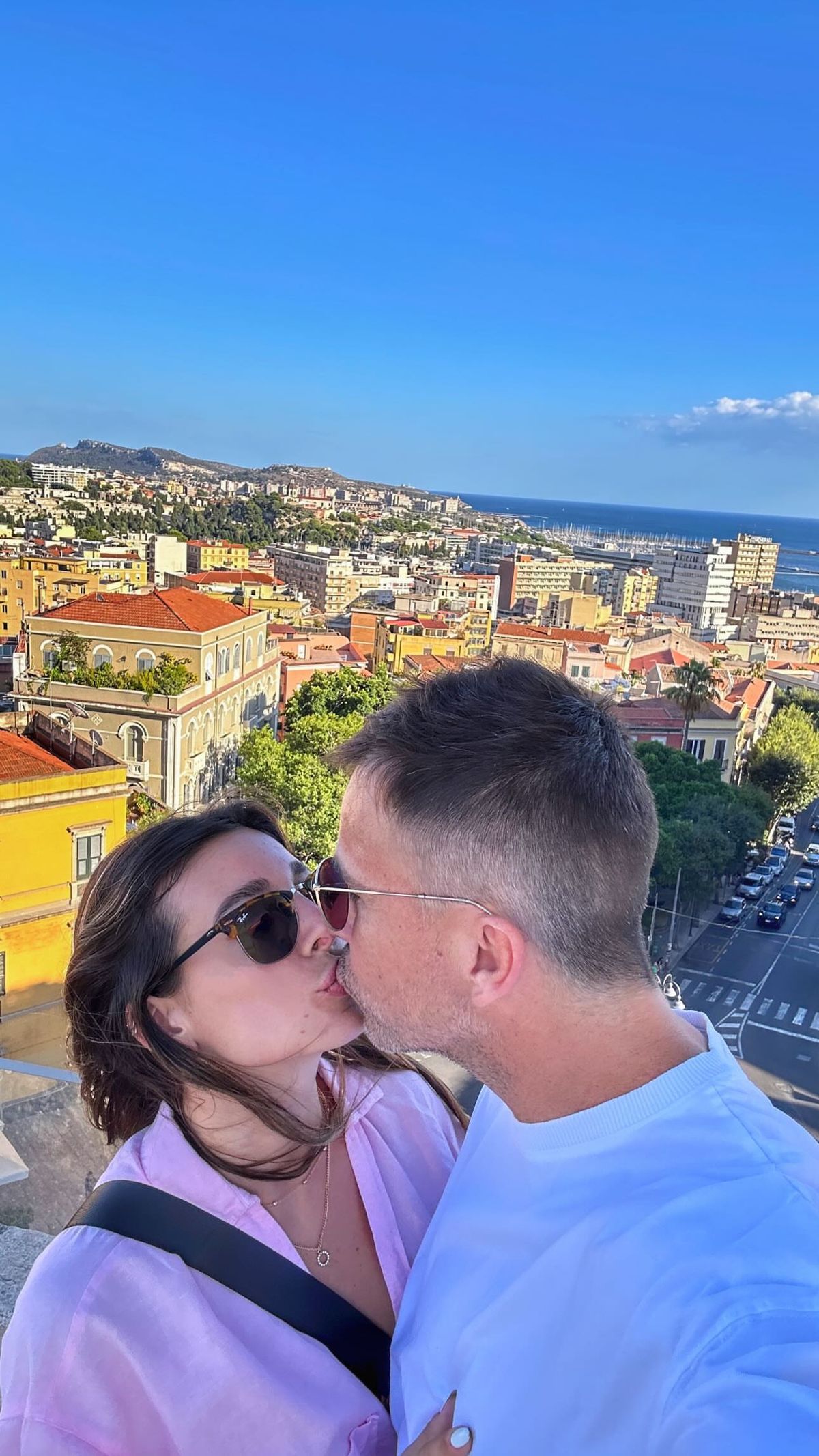 Desde el verano europeo, Sol Pérez confirma que es la reina del hilo dental en clave ultra cavado en clave neón y bicolor. Desde el verano europeo, Sol Pérez confirma que es la reina del hilo dental en clave ultra cavado en clave neón y bicolor.