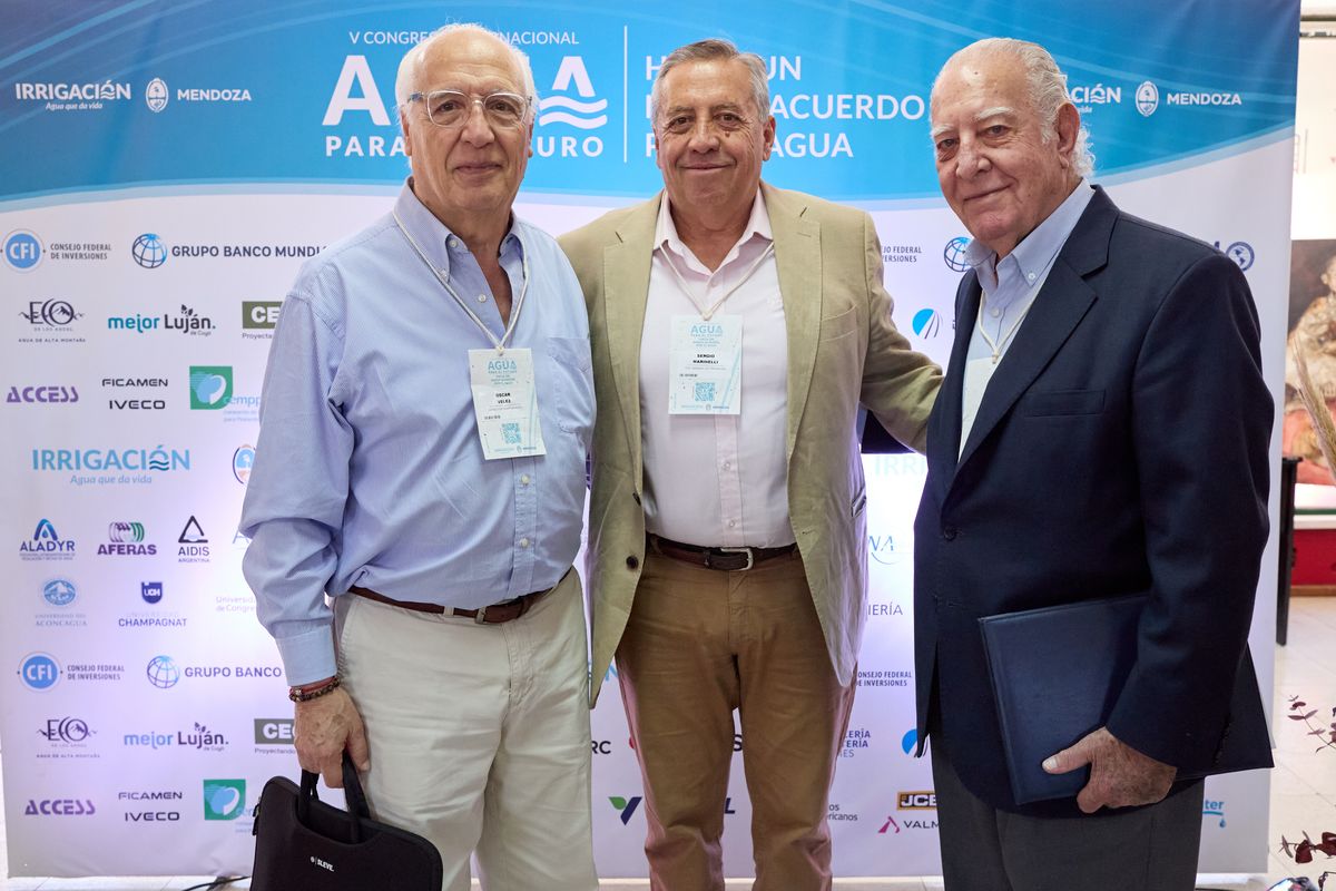 El Superintendente de Irrigaci&oacute;n, Sergio Marinelli (centro) junto al ingeniero Oscar V&eacute;lez (izquierda) y Miguel Mathus Escorihuela (derecha) durante el Congreso.&nbsp;