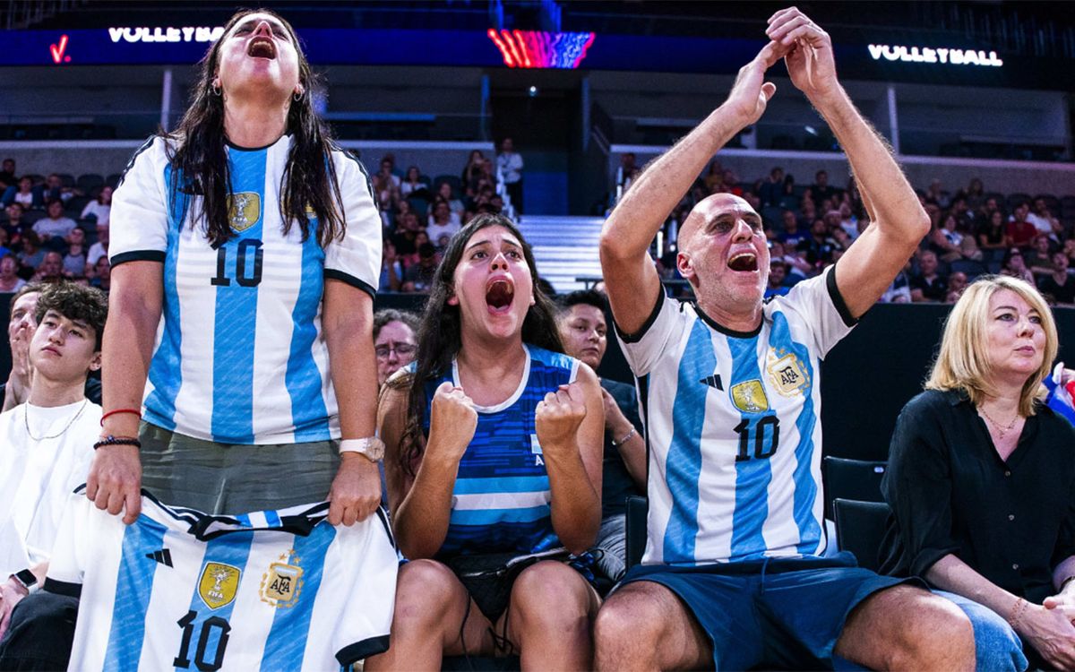 Laura, Luciana y Ariel con las camisetas de Messi en Francia Laura, Luciana y Ariel con las camisetas de Messi en Francia