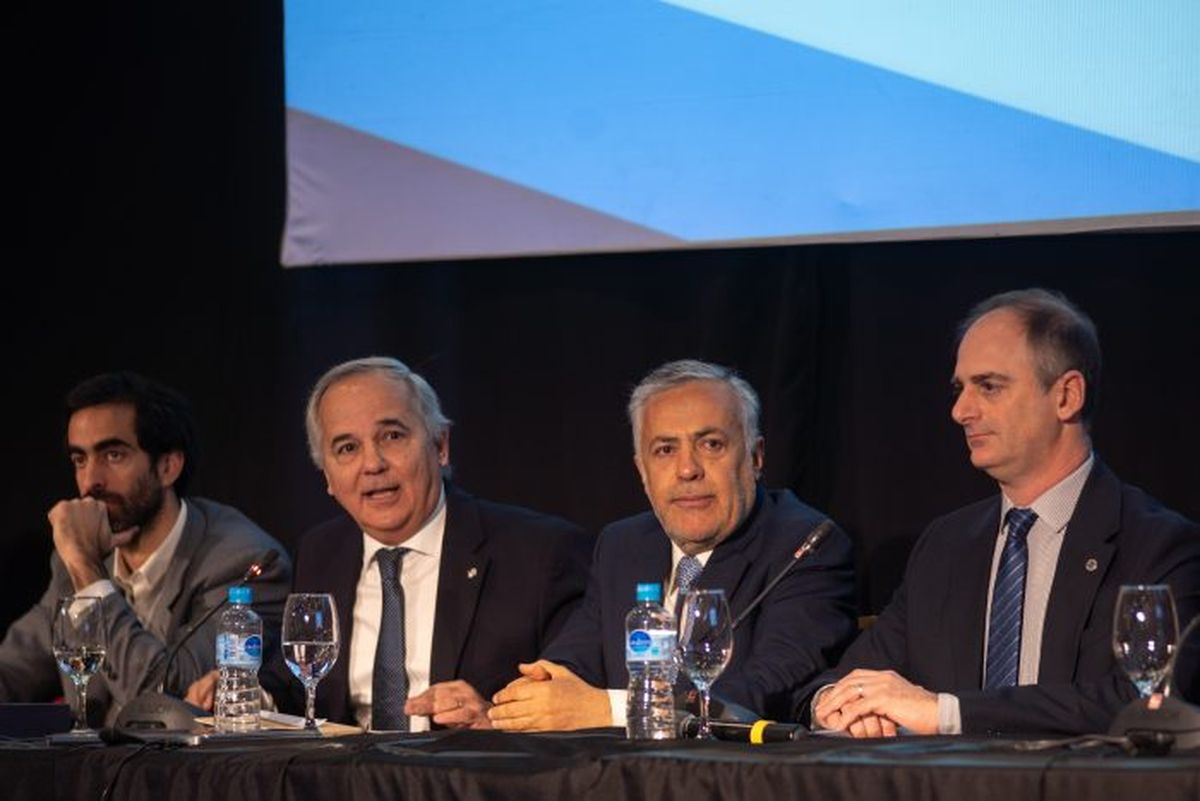 Alfredo Cornejo y el ministro de Hacienda, Víctor Fayad, junto a las autoridades del Consejo de Ciencias Económicas. Alfredo Cornejo y el ministro de Hacienda, Víctor Fayad, junto a las autoridades del Consejo de Ciencias Económicas.
