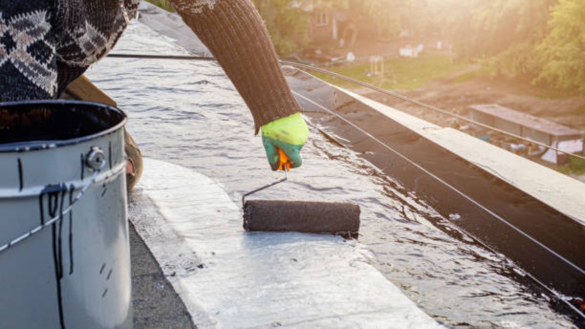 Chau goteras y filtraciones: el truco de viejos albañiles para impermeabilizar el techo en tiempo récord