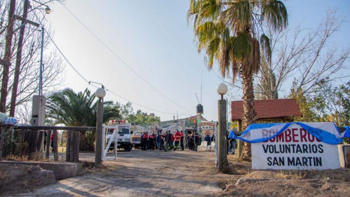 El presidente del Cuartel de Bomberos Voluntarios de San Martín, Mariano Sarmiento, aseguró que para el incendio del casino de esa comuna no se los convocó oficialmente. Daniel Burrieza de Defensa Civil dijo que esa dotación no estaba operativa. El presidente del Cuartel de Bomberos Voluntarios de San Martín, Mariano Sarmiento, aseguró que para el incendio del casino de esa comuna no se los convocó oficialmente. Daniel Burrieza de Defensa Civil dijo que esa dotación no estaba operativa.