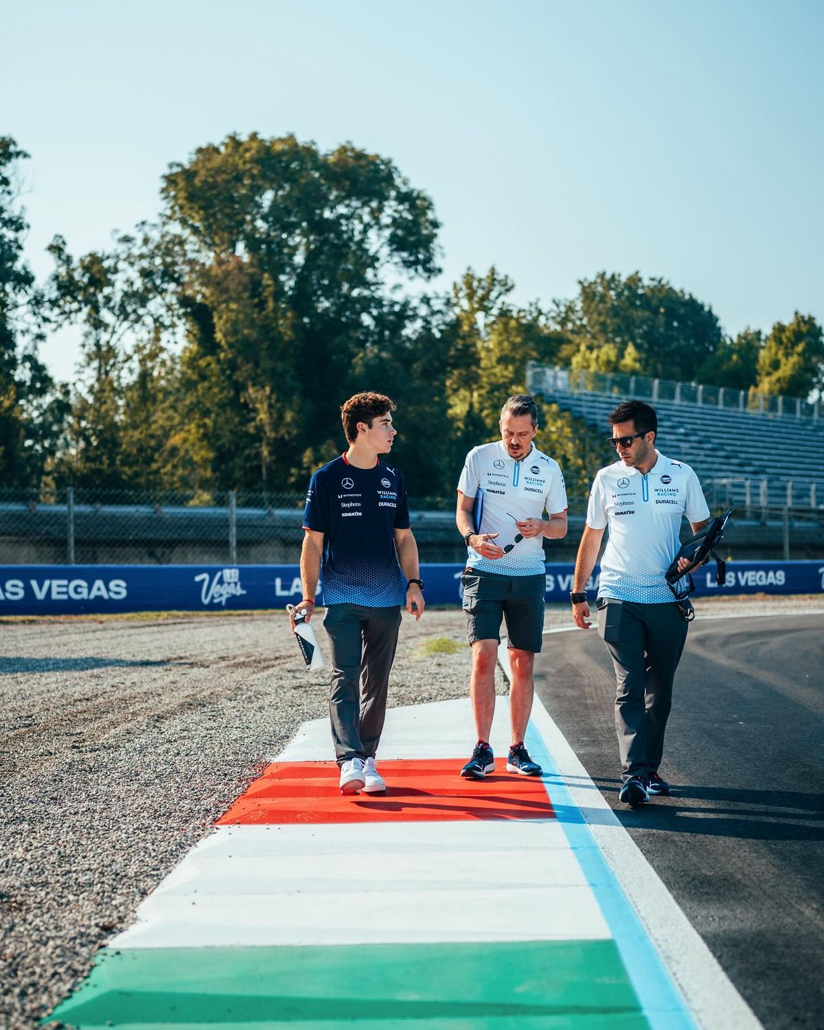 Franco Colapinto en el circuito de Monza reconociendo la pista con parte del equipo de Williams. Franco Colapinto en el circuito de Monza reconociendo la pista con parte del equipo de Williams.