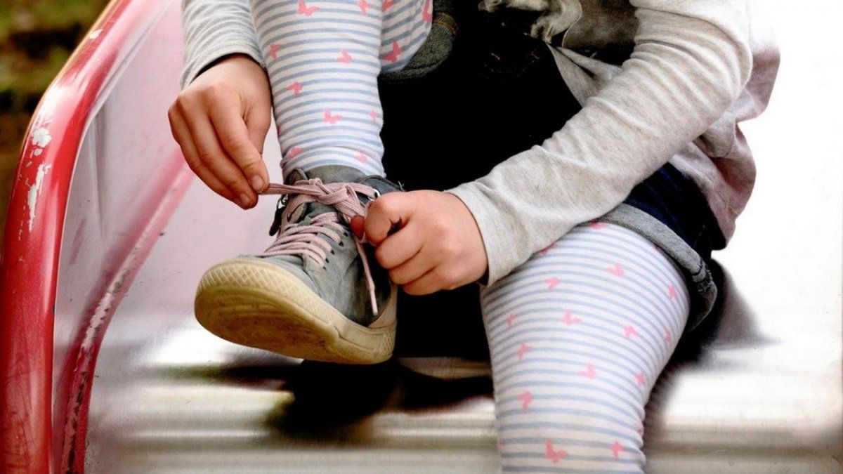 Le pifió feo. Un padre se llevó a la hija de otro.