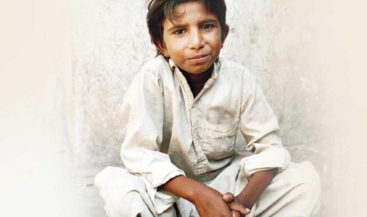 Iqbal Masih fue un niño pakistaní esclavizado en una fábrica de alfombras. Se fugó y luchó contra la esclavitud.