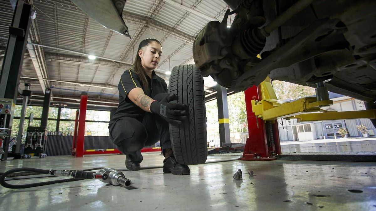La joven mecánica agradece la oportunidad que le brindaron en PyL Neumáticos para trabajar de lo que le apasiona. La joven mecánica agradece la oportunidad que le brindaron en PyL Neumáticos para trabajar de lo que le apasiona.