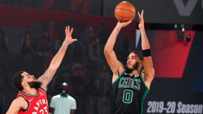 El campeón Toronto quedó a un partido de la eliminación en la NBA al caer ante Boston.