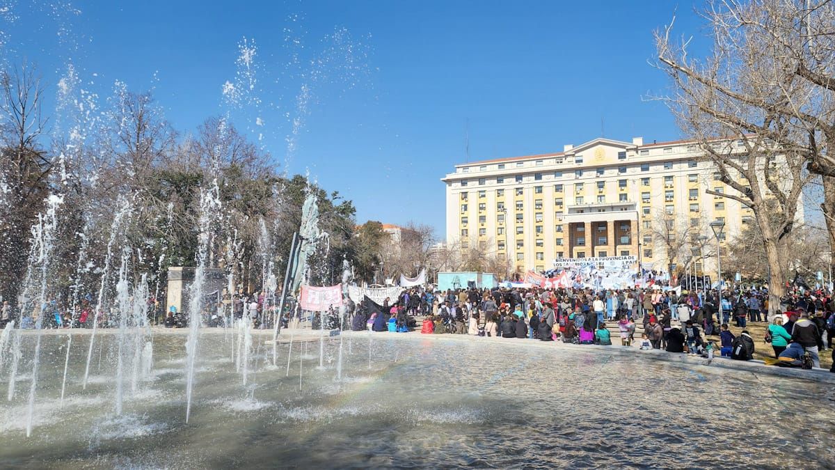 Al ser este martes feriado nacional por decreto, el sector privado deberá pagar el doble a quienes cumplan con el día trabajado cumpliendo la Ley de Contrato de Trabajo. En tanto que en el sector público, se compensará el día con devolución o pago.