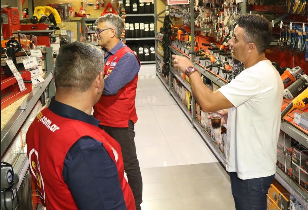 Calvente recorrió las instalaciones de Easy en el Shopping. Calvente recorrió las instalaciones de Easy en el Shopping.