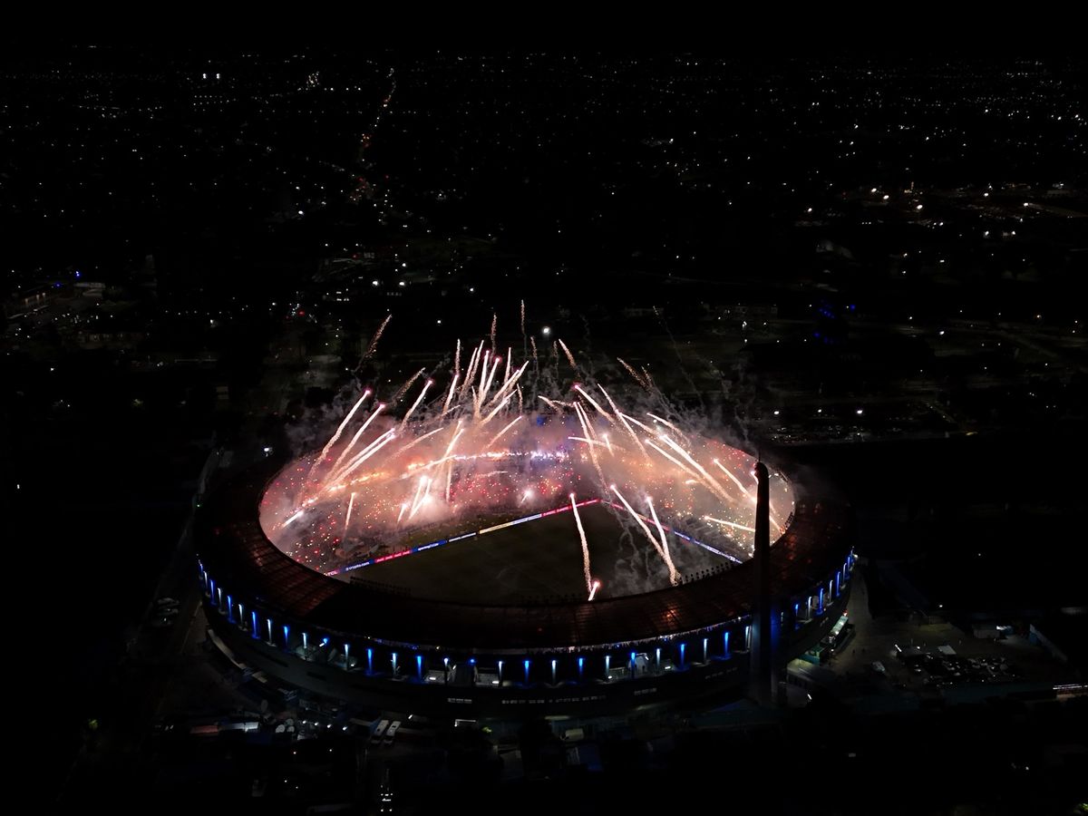 El recibimiento de los hinchas de Racing en el partido con Flamengo.