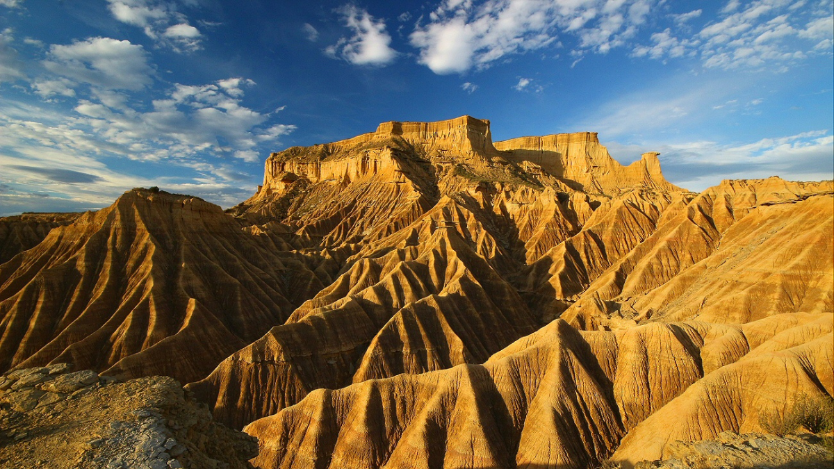 Las Bardenas Reales es un Parque Natural de 42.500 hectáreas ubicado en Navarra. Las Bardenas Reales es un Parque Natural de 42.500 hectáreas ubicado en Navarra.