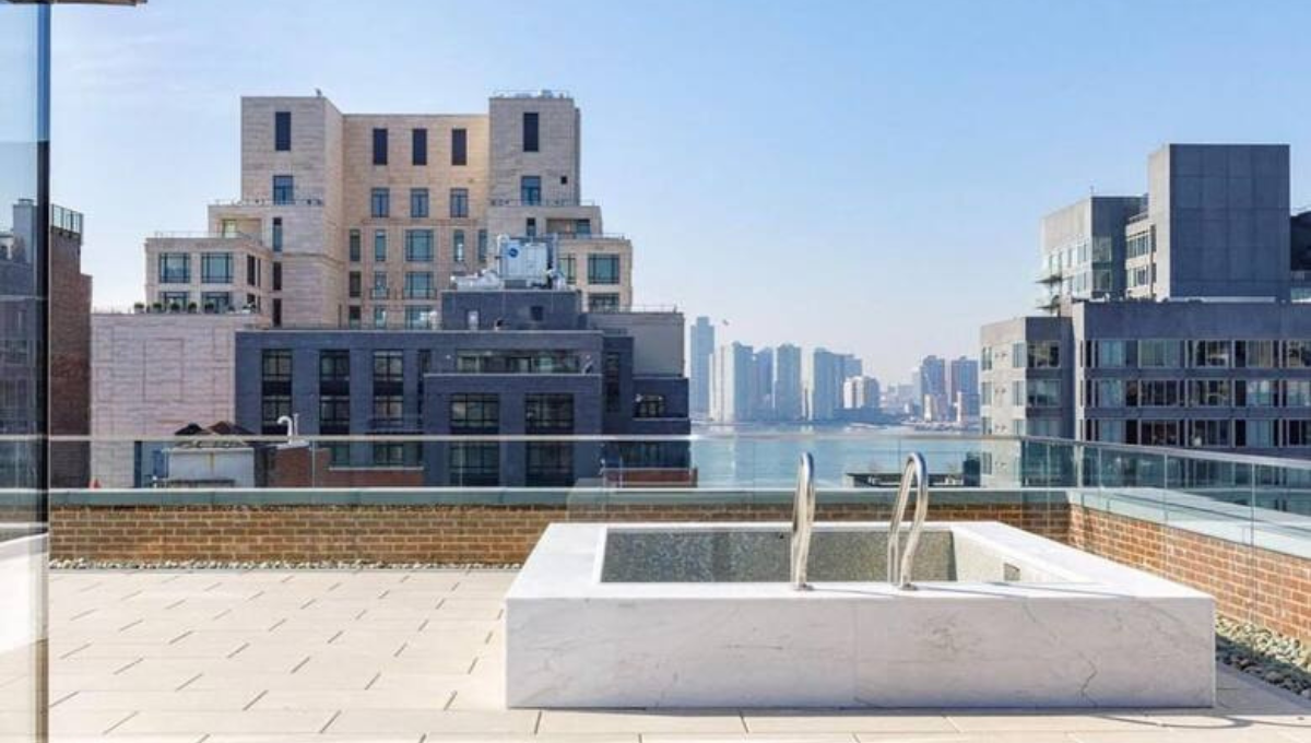 Lewis Hamilton adora los lujos y los demuestra con sus dos excéntricas casas en Londres y Nueva York. Lewis Hamilton adora los lujos y los demuestra con sus dos excéntricas casas en Londres y Nueva York.