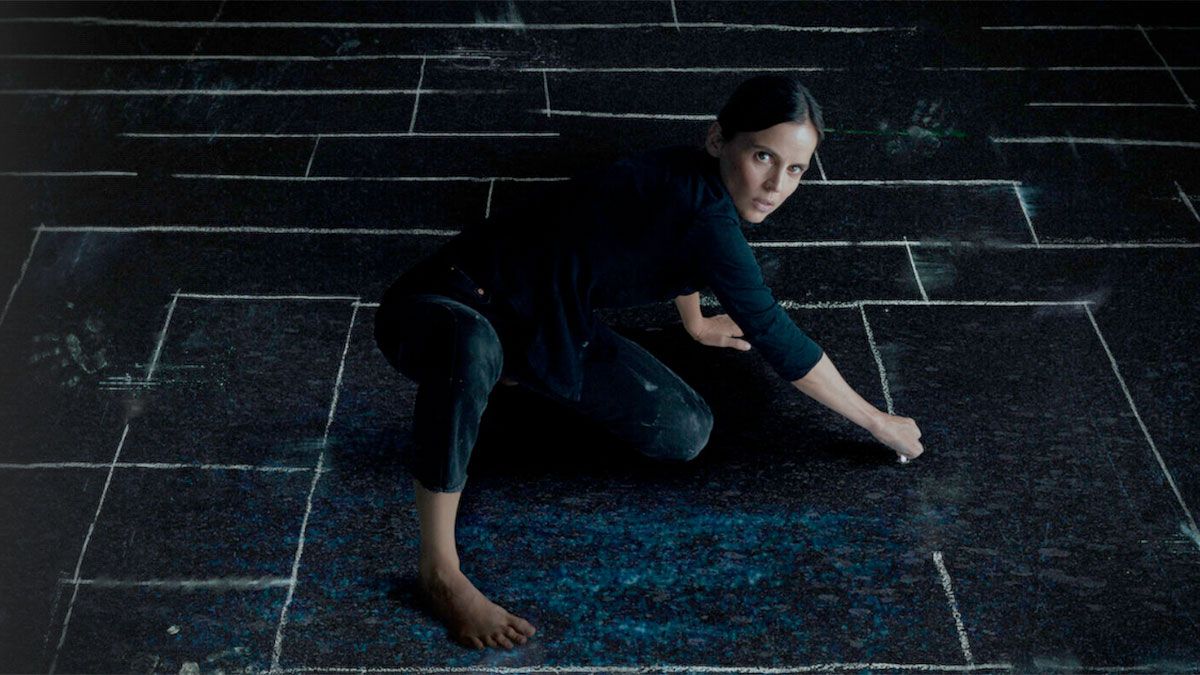 La niña vive obsesionada con la fantasía de un monstruo que la castigará si sale de un cuadrado de tiza pintado en el suelo.