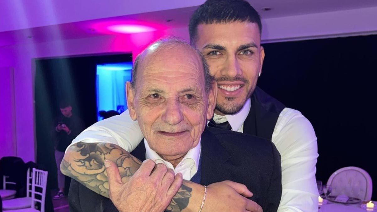 Leandro Paredes posaba en una foto con su abuelo