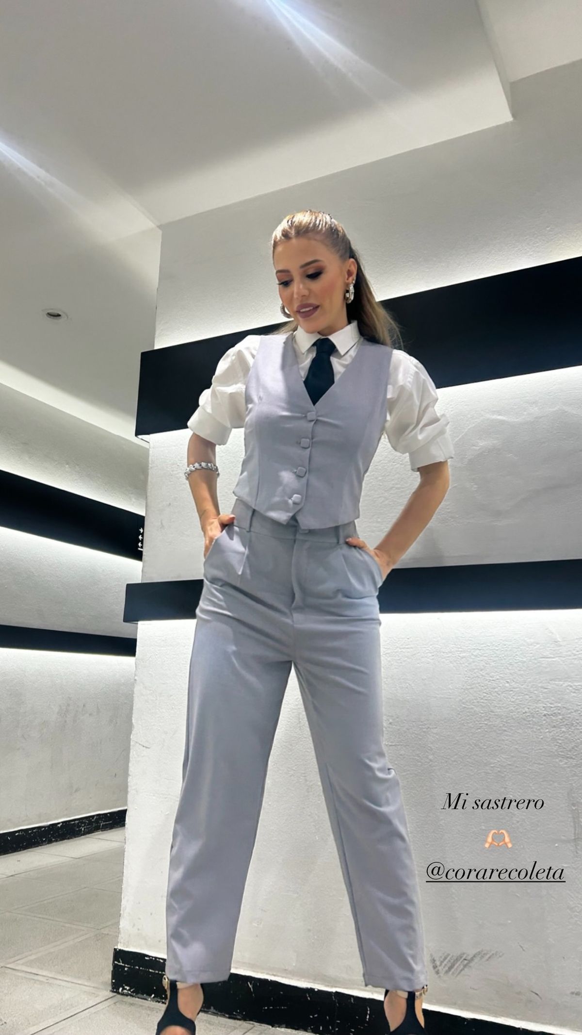 Evangelina Anderson confirma que es la reina del corporate core con sus pantaloncitos. Evangelina Anderson confirma que es la reina del corporate core con sus pantaloncitos.