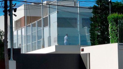 Messi se relajó jugando al pádel con su amigo Luis Suárez.