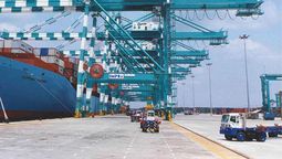 Una de las grúas para puertos que fabrica IMPSA. Una de las grúas para puertos que fabrica IMPSA.