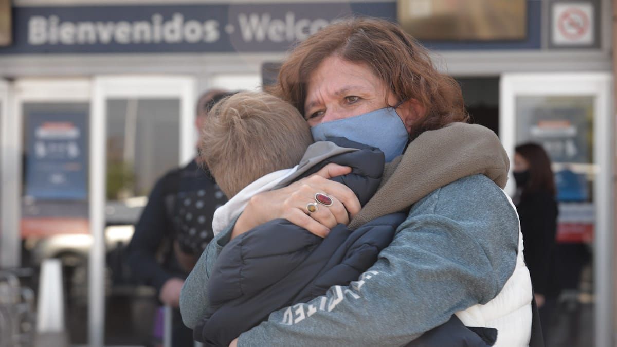 La imagen del reencuentro tan esperado tras el primer vuelo a Mendoza