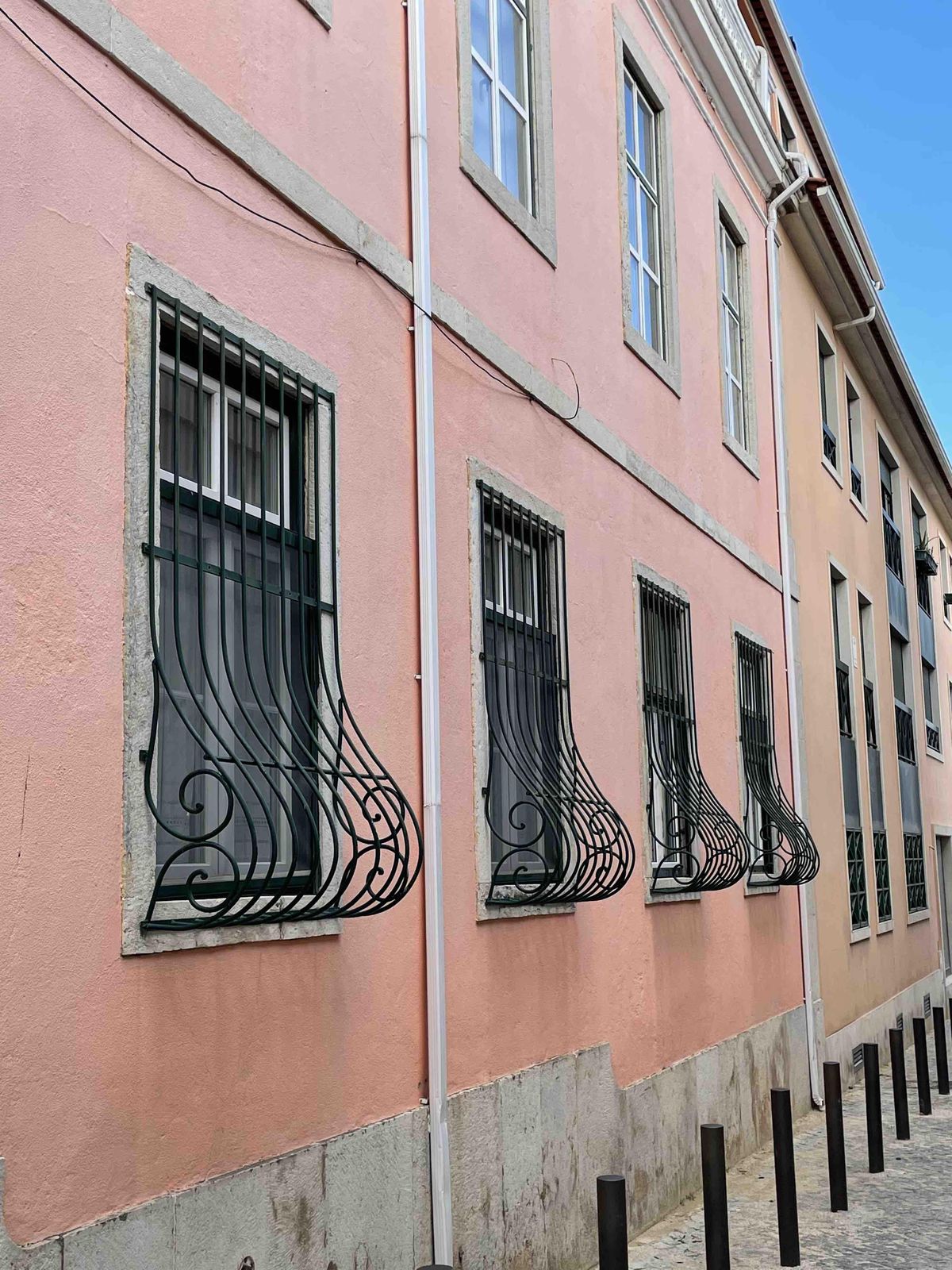 Construcción: descubre la función secreta de las rejas con curva en su inferior y por qué son mejores