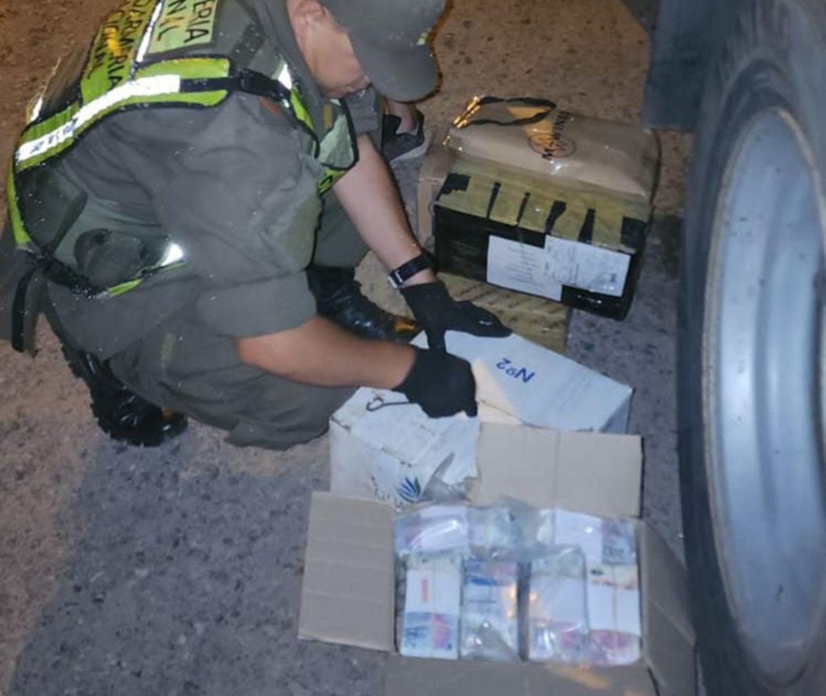 Un gendarme observa parte de los $31 millones que serían de una operación de lavado de dinero.