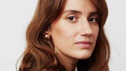 Está en Netflix, tiene 6 capítulos y su historia está envuelta en un sinfín de engaños