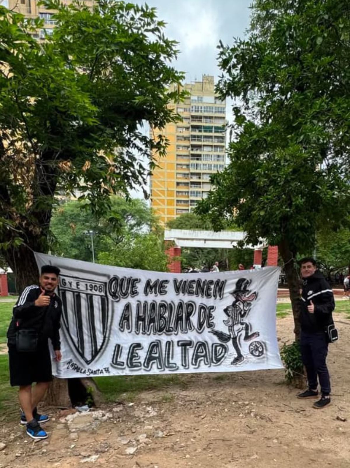 Hinchas de Gimnasia y Esgrima de Mendoza coparon plazas y otros lugares de la capital cordobesa, esperando la gran final contra San Martín de San Juan. Hinchas de Gimnasia y Esgrima de Mendoza coparon plazas y otros lugares de la capital cordobesa, esperando la gran final contra San Martín de San Juan.