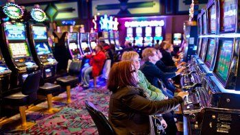 Dejaron a su hijo de un año encerrado en el auto para ir al casino