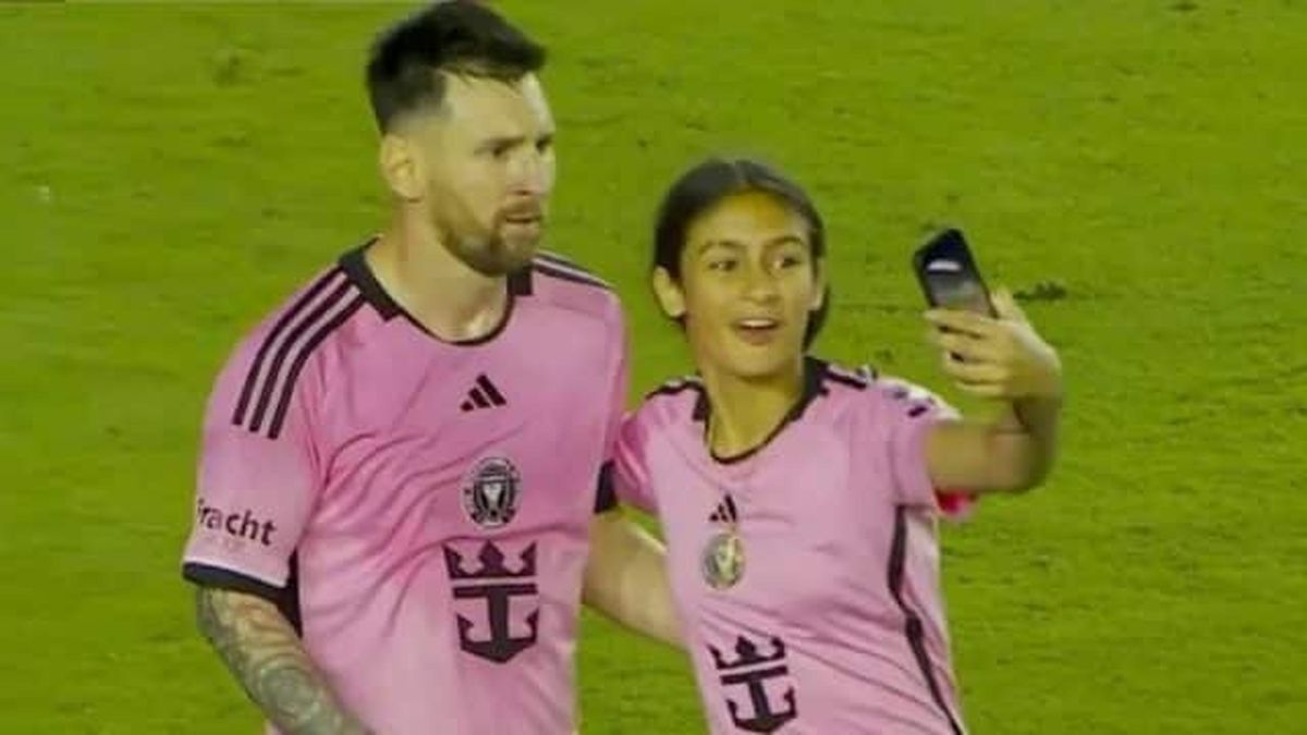 En el Chase Stadium una niña ingresó al campo de juego para filmar un video con Messi.