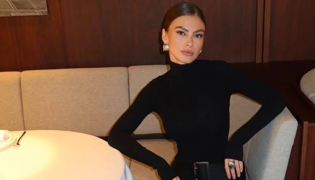 Para un look nocturno puedes combinar el vestido negro con accesorios brillantes. Imagen: Instagram. Para un look nocturno puedes combinar el vestido negro con accesorios brillantes. Imagen: Instagram.